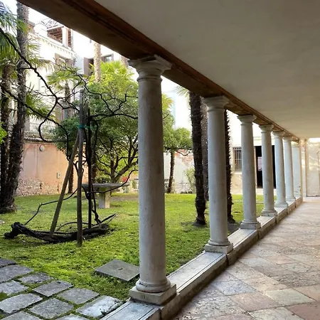 アパート In A Lovely Garden Biennale Flat *