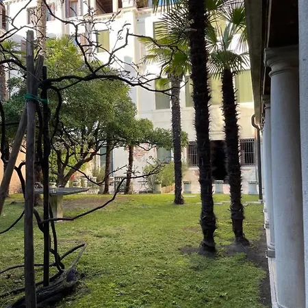 アパート In A Lovely Garden Biennale Flat ヴェネツィア