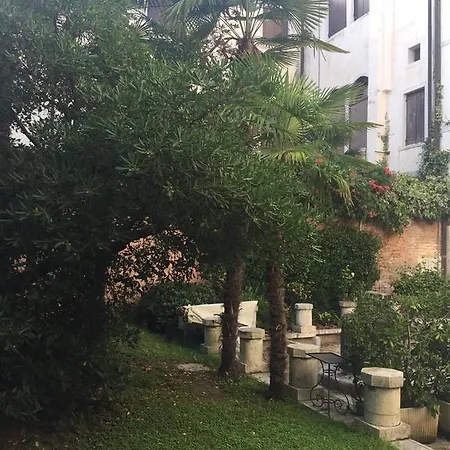 アパート In A Lovely Garden Biennale Flat