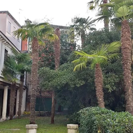In A Lovely Garden Biennale Flat ヴェネツィア