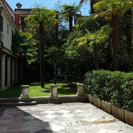 アパート In A Lovely Garden Biennale Flat ヴェネツィア