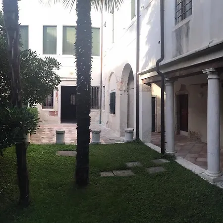In A Lovely Garden Biennale Flat Appartement Venise